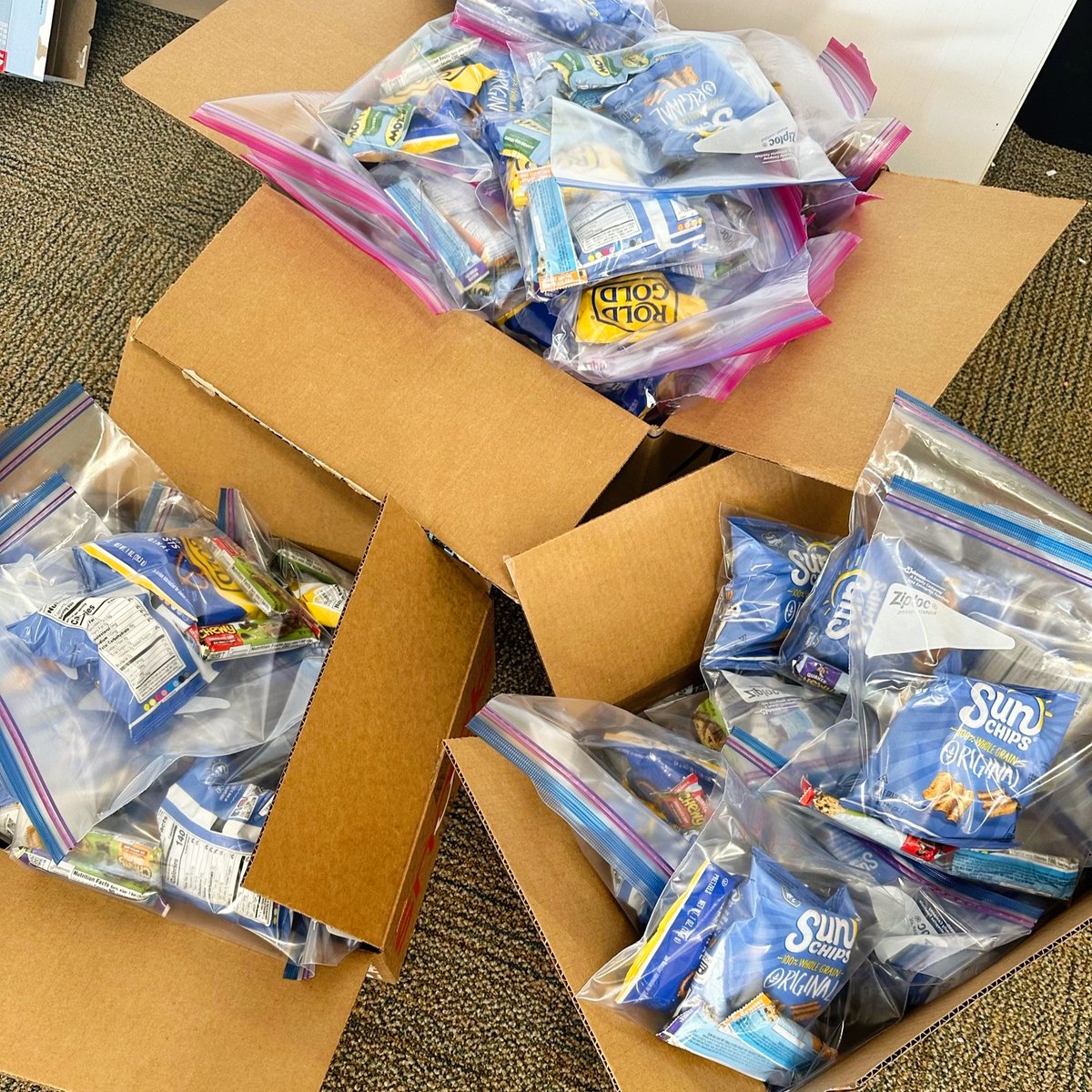 BullisSchool's tweet photo. Second graders decided to make healthy snack bags for Nourish Now S.N.A.C.K. Program to help eliminate student hunger as a barrier to education during the school day. It's wonderful to see our students take action!
@nourishnow #communityservice #endhunder https://t.co/KZLr2h7jwS