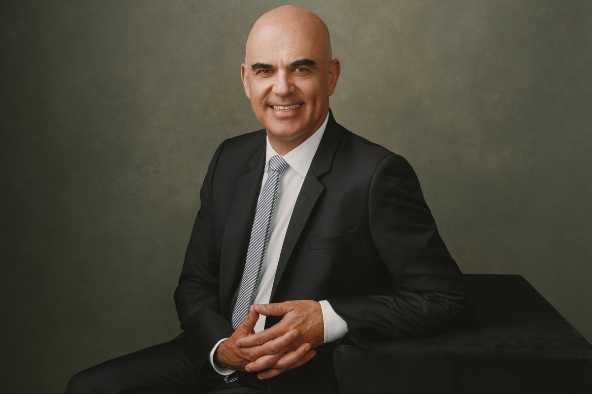 HSGStGallen's tweet photo. Welt in der Krise – und die Schweiz? Bundespräsident @alain_berset nimmt morgen ab 18.45 Uhr im #HSGSquare Stellung zu den drängendsten Fragen unserer Zeit. Wir freuen uns sehr auf den öffentlichen Anlass. Alle Infos: https://t.co/1DblOj9I4b cc @EDI_DFI https://t.co/gsqXoQjoPi