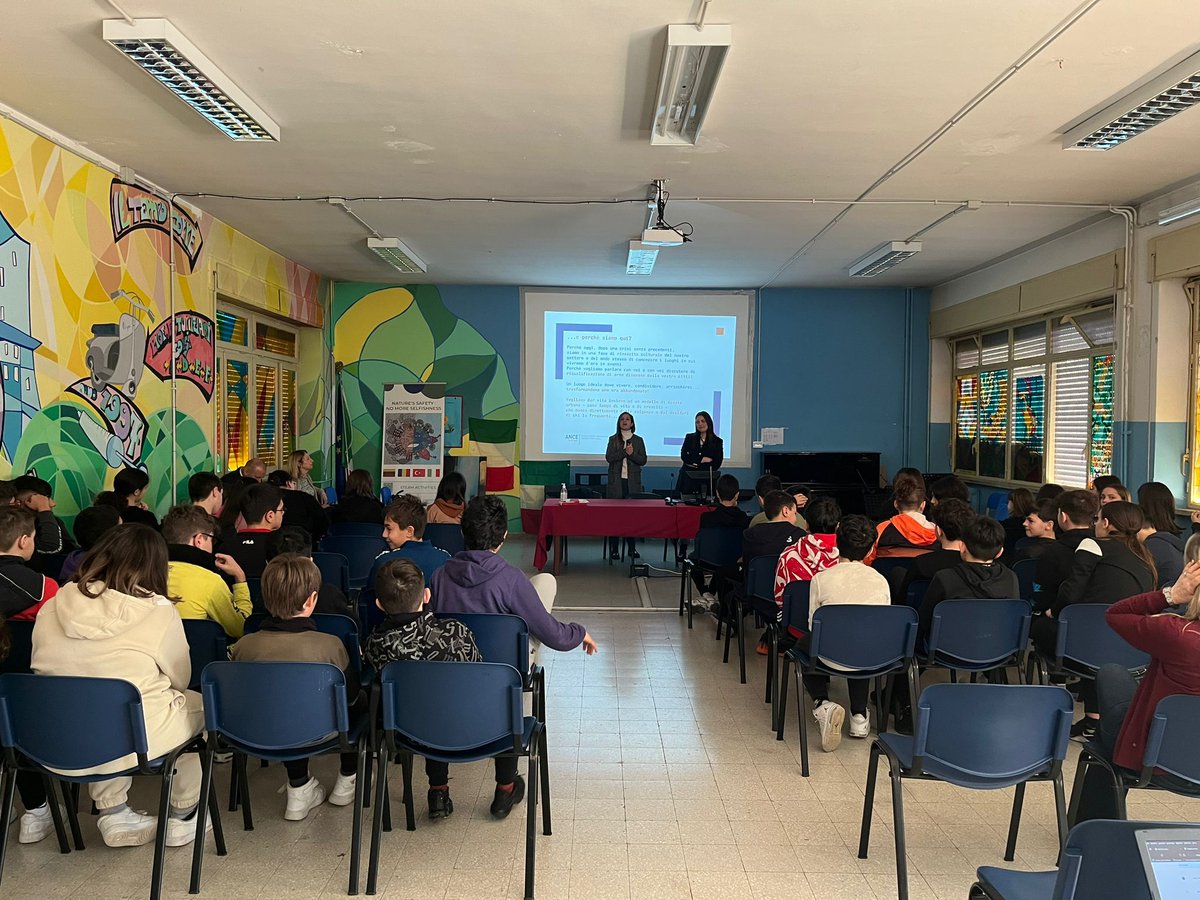 ANCEgiovaniFR's tweet photo. #progettomacroscuola: rigenerazione verde☘️🍀🌳

Oggi, il #presidente di #ancegiovanifrosinone Benedetta Stirpe ed il #presidente di #ancegiovanilatina Annalaura Percoco hanno incontrato le classi dell'Istituto Comprensivo Frosinone Quarto che partecipano all'iniziativa 🏆 https://t.co/PuxJ9n3L4A