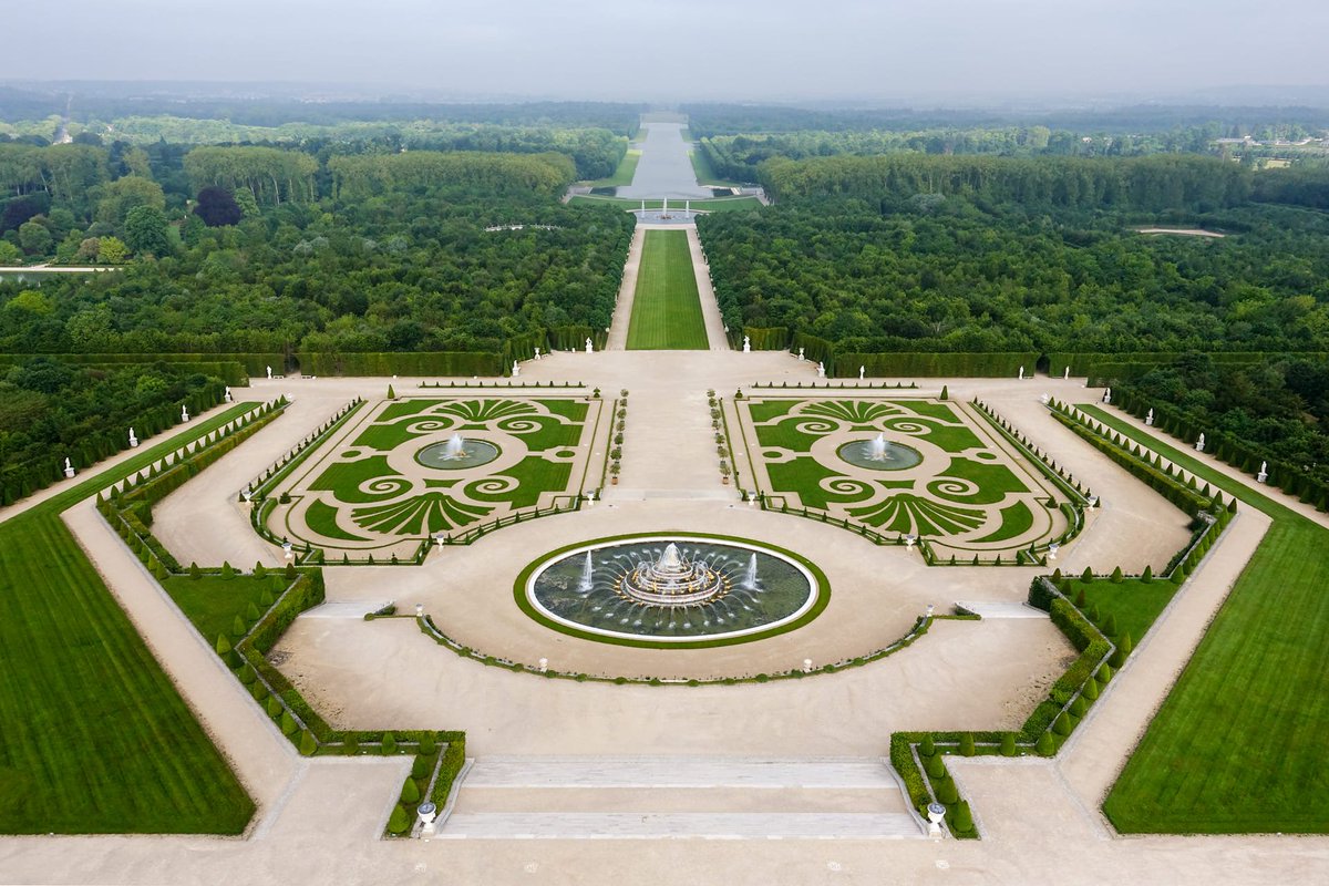 Je suis le seul à voir une tête de chien de cartoon dans le plan du jardin de Versailles ?