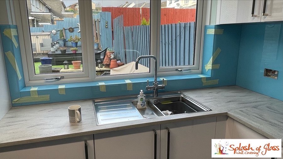 officialASOG's tweet image. Make your kitchen area POP 💥by adding a splash of colour to your space with a Splash of Glass today! This azur blue rainbow sparkle splashback finishes this kitchen perfectly! 👌🏼

Contact us today for a free quotation! ✨