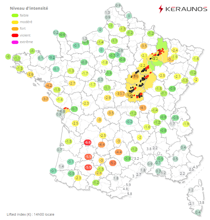 Les #orages débutent sur le nord-est. On observe un axe bien instable des Pyrénées au nord-est avec indices de soulèvement < -3K. L'axe est également fortement cisaillé en profondeur (> 30 m/s).
A noter jusqu'à 28°C dans le sud-ouest, 25°C en Auvergne. 