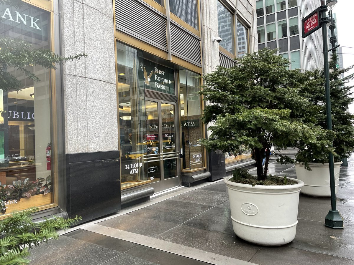 realEstateTrent's tweet image. Live shot of the First Republic Bank branch on Park Ave in Manhattan.

No lines outside.
Barely anyone inside.

But this is less interesting to tweet.