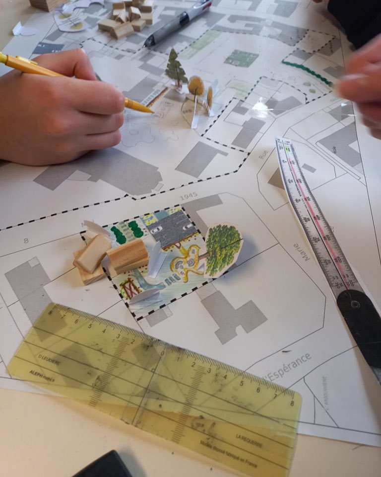 cauevendee's tweet photo. Atelier d'urbanisme : aménager un quartier
Le CAUE anime l'atelier d'urbanisme pour les 3e du collège Sainte Marie de Chavagnes en Paillers. Les élèves réfléchissent sur la création d'un quartier dans une dent creuse. #caue #caue85 #urbanisme #pedagogie https://t.co/PFnAYpr5hL