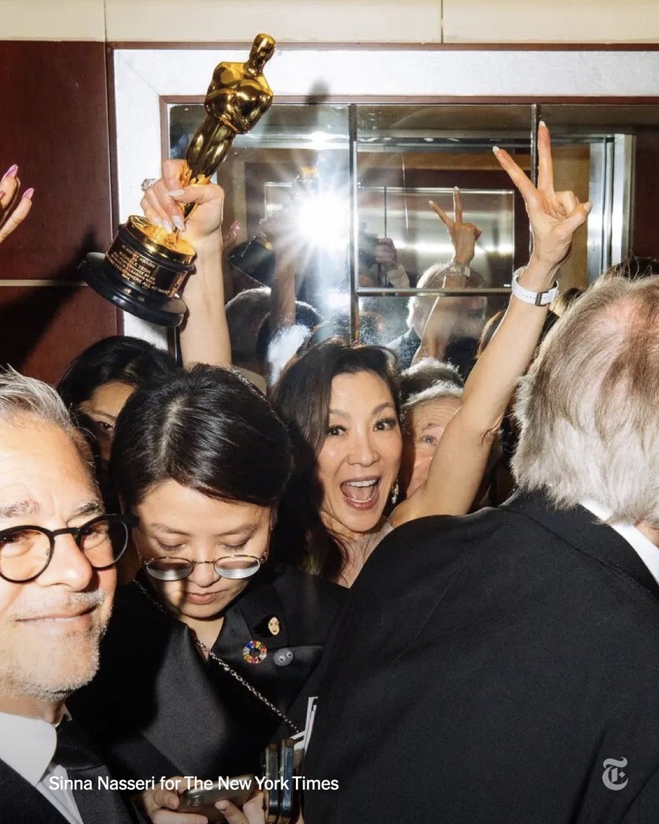 At the Governors Ball after the #Oscars on Sunday, the line for the prime rib was often longer than the one to get Oscar trophies engraved.

Here’s a look inside the academy’s big post-Oscars party.
nyti.ms/3YOsr5f