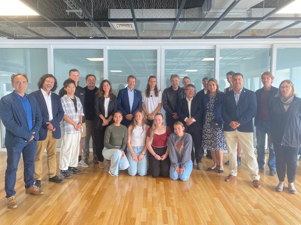 NZinSantiago's tweet photo. 📌El Embajador (s) O’Shaughnessy y la Directora de Vinculación #Latinoamérica de @educationnz @Javitavisedo hablaron sobre colaboración con el rector de la @pucv_cl Nelson Vásquez, con la llegada de estudiantes de 🇳🇿 a esa casa de estudios, gracias a la beca #PMSLA. ¡Bienvenidos! https://t.co/yO8MvXuM0a