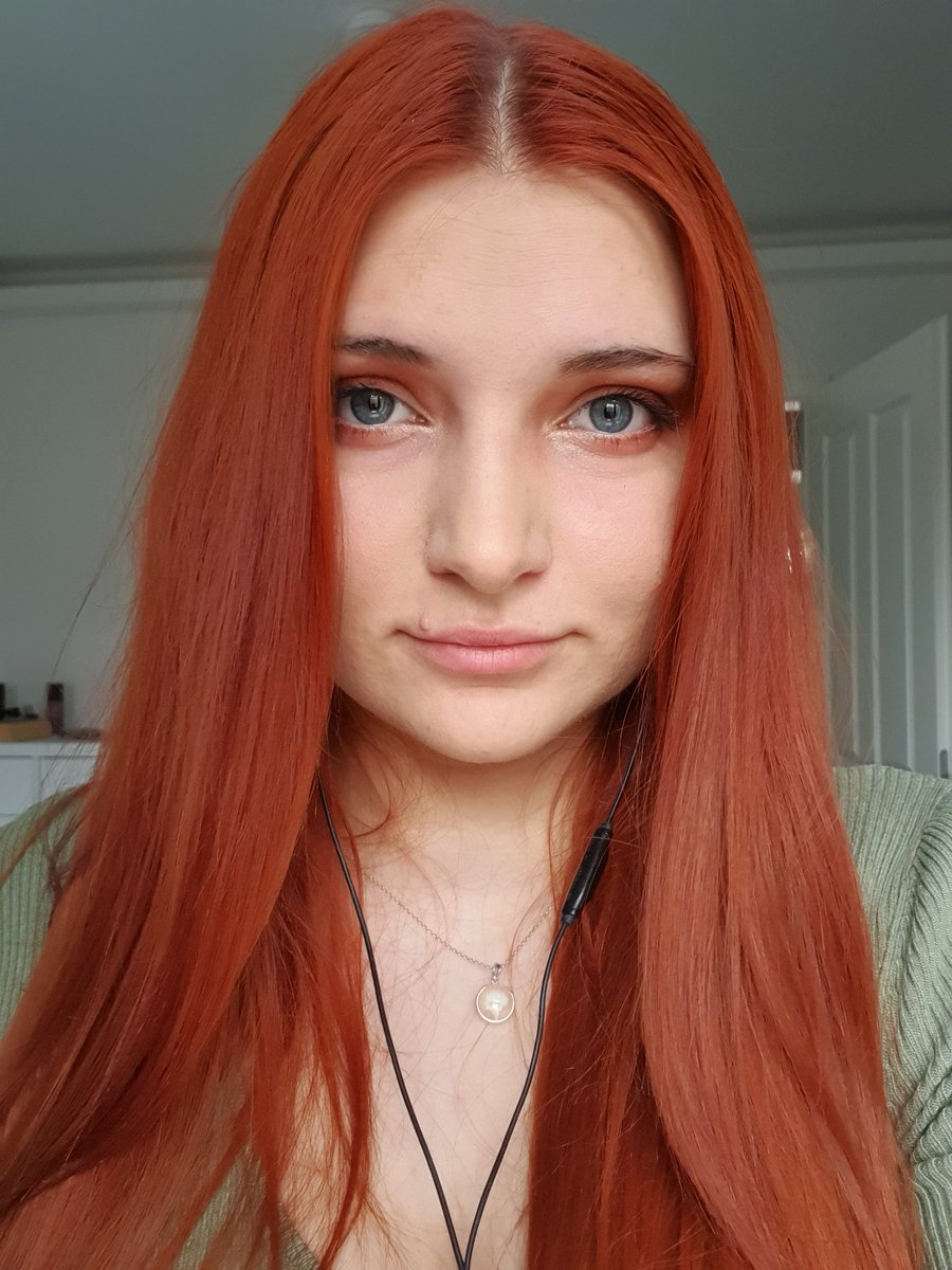 Ich glätte nie wieder meine Haare. 😵‍💫
1. Das dauert eeewig (Respekt an Jeden, der das jeden Morgen macht)
2. Ich mag sie verwuschelter eindeutig lieber. 

But its a vibe 🤷🏼‍♀️
(PS: ignoriert die Augenringe. Schlaf ist nicht mein Ding 🙃)