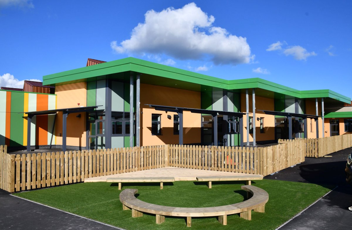cyngormon's tweet photo. Dyma gipolwg o'r @YsgolCornHir newydd yn Llangefni. Bu'r Prifathro Rhys Roberts yn tywys Arweinydd y Cyngor, @llinos_medi, cyd-gynghorwyr a gwesteion o gwmpas yr adeilad a champws, werth £10m, yn ddiweddar. Bydd yr ysgol yn agor ar ôl gwyliau'r Pasg.

@Ieuan65 @Addysg_Cymraeg https://t.co/lto5E7SyUm