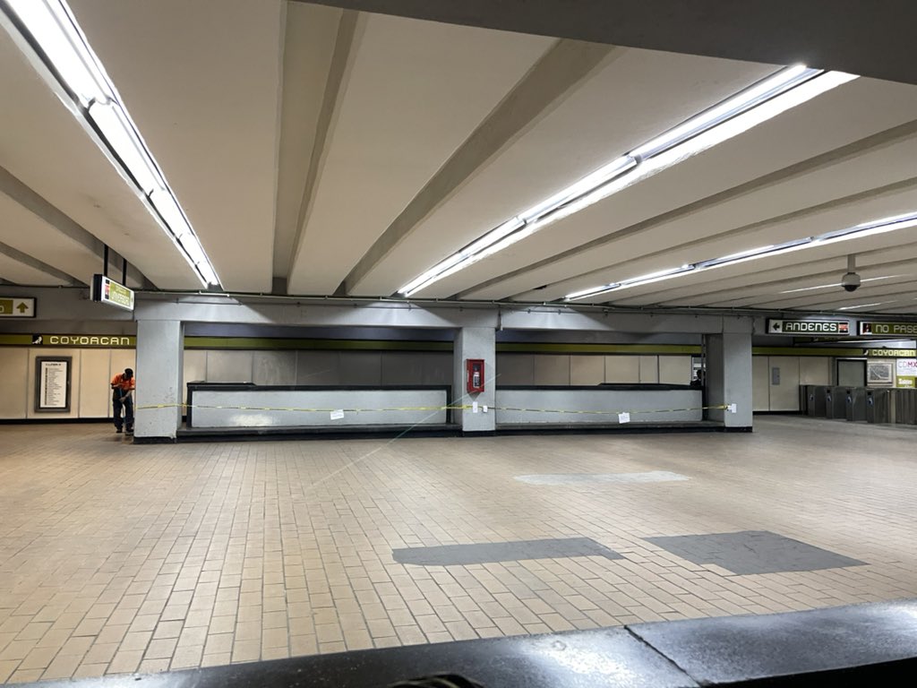 ReyPeatonMX's tweet photo. Parece que el jefe de estación Coyoacan es medio ojeis @MetroCDMX ¿a quién afecta? https://t.co/vZ7borGQll