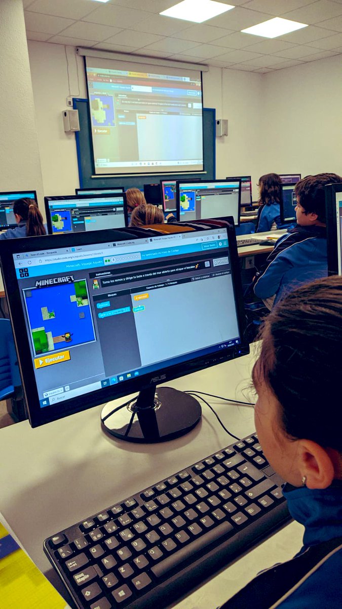 LaGoletaColegio's tweet photo. #PrimariaGoleta💙
Los alumnos de 5º reciben formación sobre programación y desarrollo del pensamiento con @AccentureSpain de la mano de V. M. Gómez y @mvictoriamc2, madre de alumnas. Asombrados de como son capaces de aplicar conceptos tecnológicos 👏🏻👏🏻
#Hourofcode⏲️
@cevhcsur https://t.co/abLYf8yvha