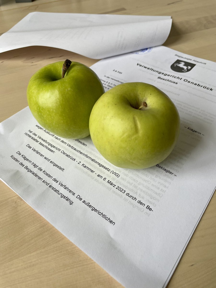 dieg0's tweet photo. Seit 2021 klagt ein Geflügelverarbeiter gegen die Herausgabe von Hygienekontrollberichten via #TopfSecret von @fragdenstaat/@foodwatch_de. Unbegründet, teilte das Verwaltungsgericht mit. Nach 2 Jahren zieht der Betrieb seine Klage endlich zurück. 🥳 https://t.co/JDM6ODe4cF #VIG https://t.co/oBLUAtLhiJ