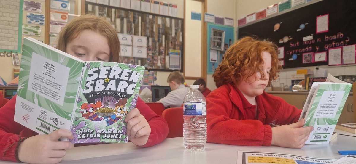 YsgolPwllCoch's tweet photo. Dyma ddisgyblion o ddosbarth Gelert yn mwynhau anturiaethau @SerenaSbarc yn ystod cylch darllen.
Reading interesting books makes reading circle time even better!
#darllen #mwynhau #ymlacio https://t.co/DcaGSpmn9R