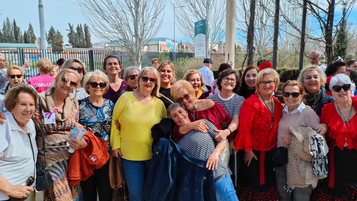 Esta mañana la concejala de <a href="/DchosSocialesGR/">@DchosSocialesAytoGR</a> <a href="/GrxNuria/">NuriaGutiérrezGRX</a> ha visitado el Parque de las Alquerías en el Barrio de la Chana. Allí ha disfrutado de gimnasia, de los bailes tradicionales, música y mucha alegría con las mujeres usuarias del Centro Municipal de Servicios Sociales