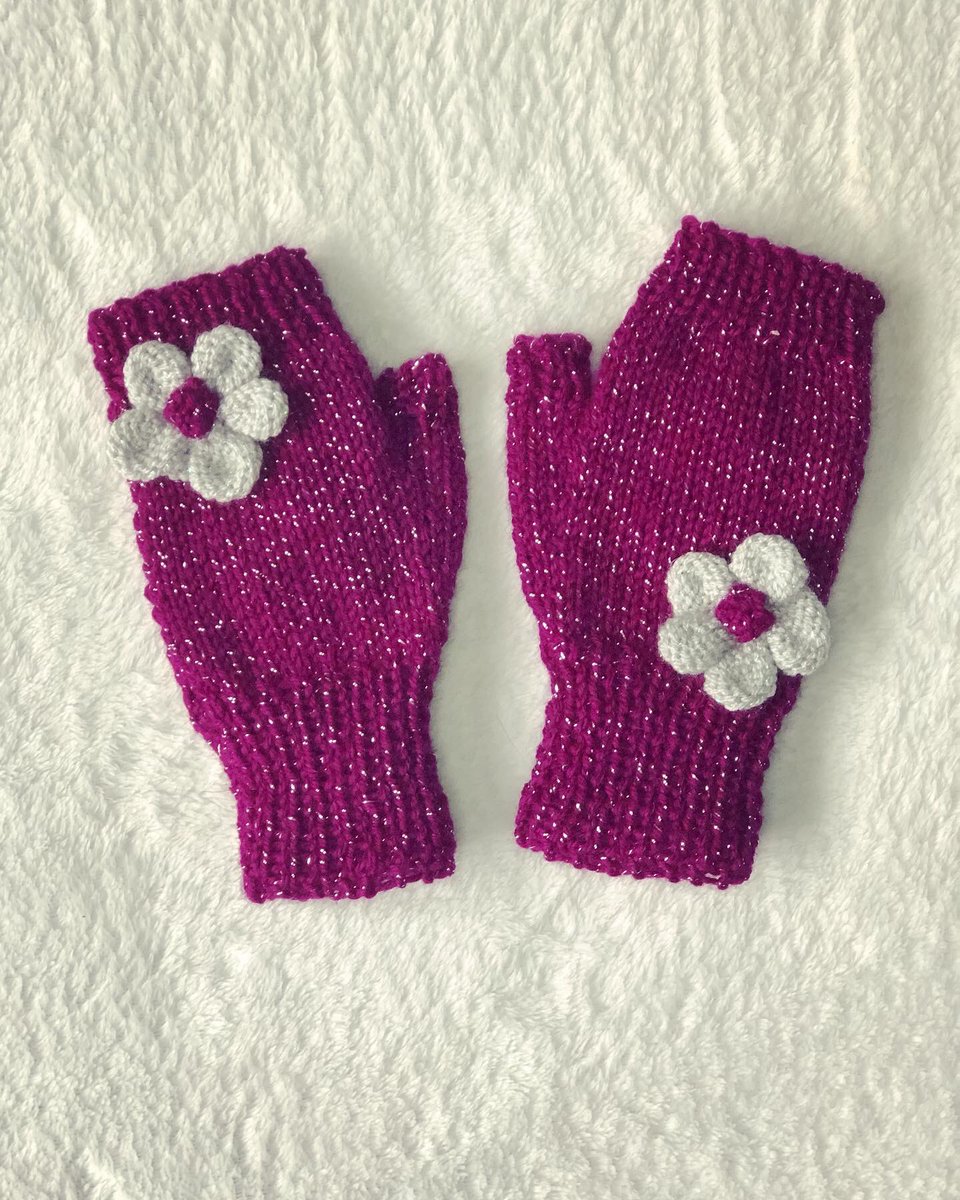 2needlesco's tweet photo. Sparkle fingerless gloves available now on Etsy. Link in bio 🧶
#knitting #knittersoftwitter https://t.co/w9PtYodHZj
