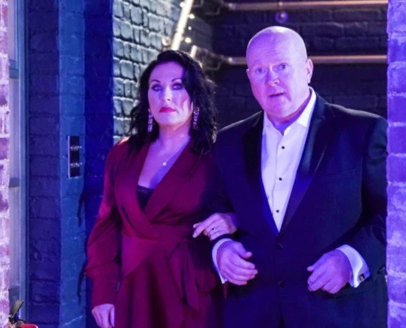 Merreljean's tweet photo. @bbceastenders Thought so, I'd seen those cufflinks before🤔 https://t.co/5AXOQBETmp