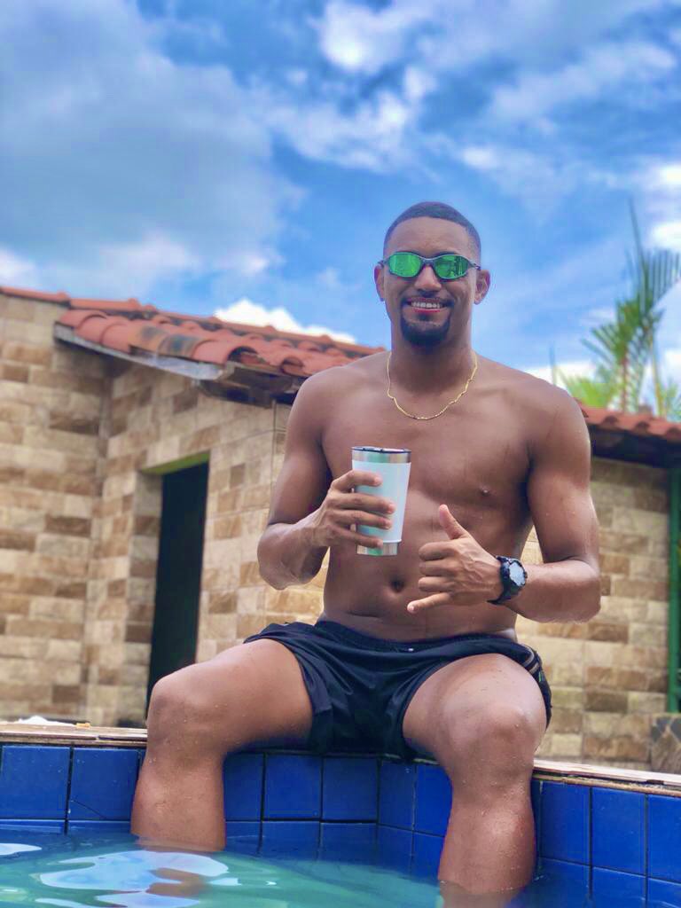 Um dia azul, tenho um sonho
Ir pra Cancún, viver longe
De todo mal dessa gente
Plantar um pé, colher e ser feliz 🎶