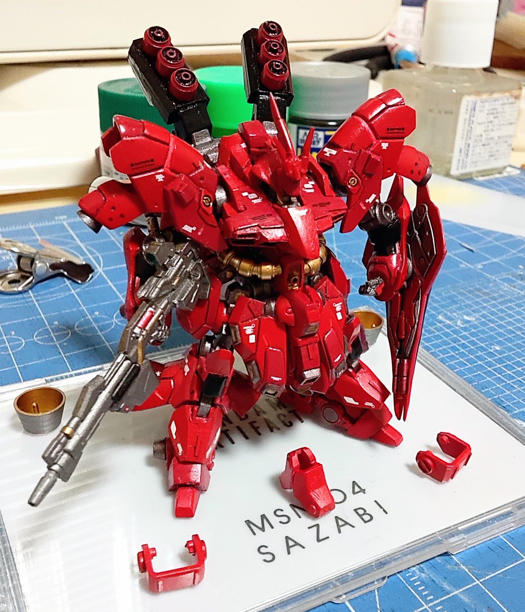 DAI71139925's tweet photo. サザビー途中経過。
RGサザビー再販おめでとう、でもまずこっちを完成させます。

サイコフレームっぽい蛍光メタリックレッドを各所に入れつつ墨入れを少々。
モノアイとメインカメラはメタリックグリーンで。
MGやらRGやら参考にしつつデカールを。
#ガンダムアーティファクト https://t.co/aDFmnbtdBC