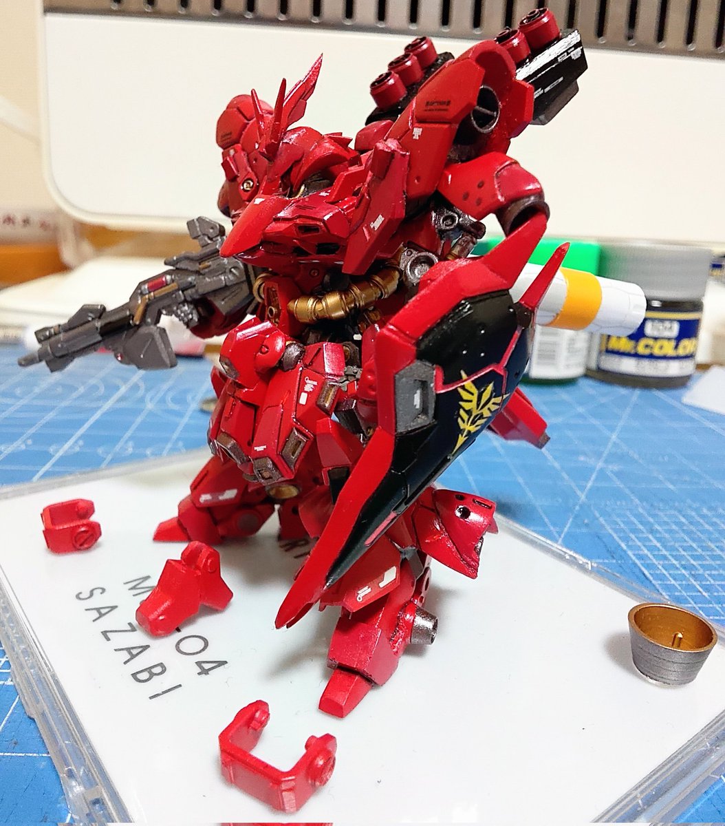 DAI71139925's tweet photo. サザビー途中経過。
RGサザビー再販おめでとう、でもまずこっちを完成させます。

サイコフレームっぽい蛍光メタリックレッドを各所に入れつつ墨入れを少々。
モノアイとメインカメラはメタリックグリーンで。
MGやらRGやら参考にしつつデカールを。
#ガンダムアーティファクト https://t.co/aDFmnbtdBC