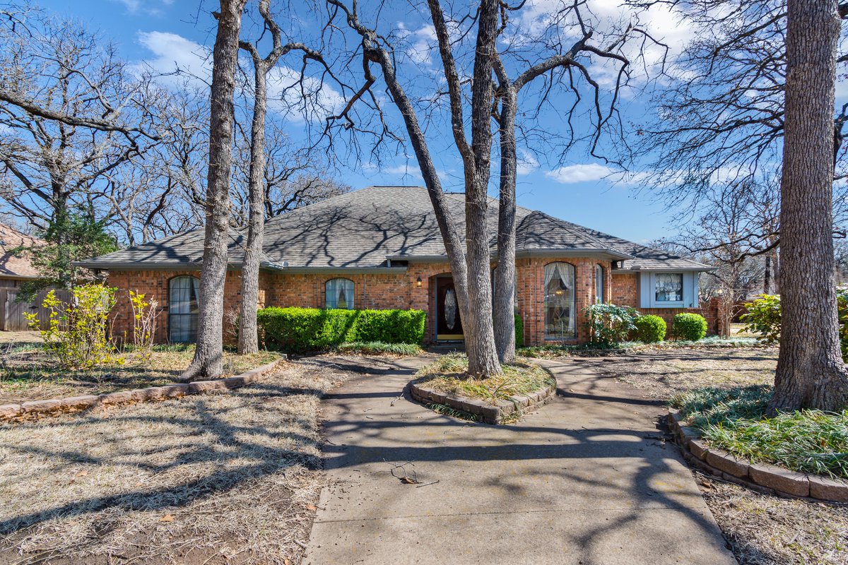 JUST LISTED! 
1145 Misty Oak Lane, Keller 
$519,900 

Nestled in the middle of 29 mature oak trees, this charming one story home with a great floor plan offers the opportunity for you to renovate and make it your own! 
#kellertx #justlisted #kellertexas   #ebbyhallidayrealtors