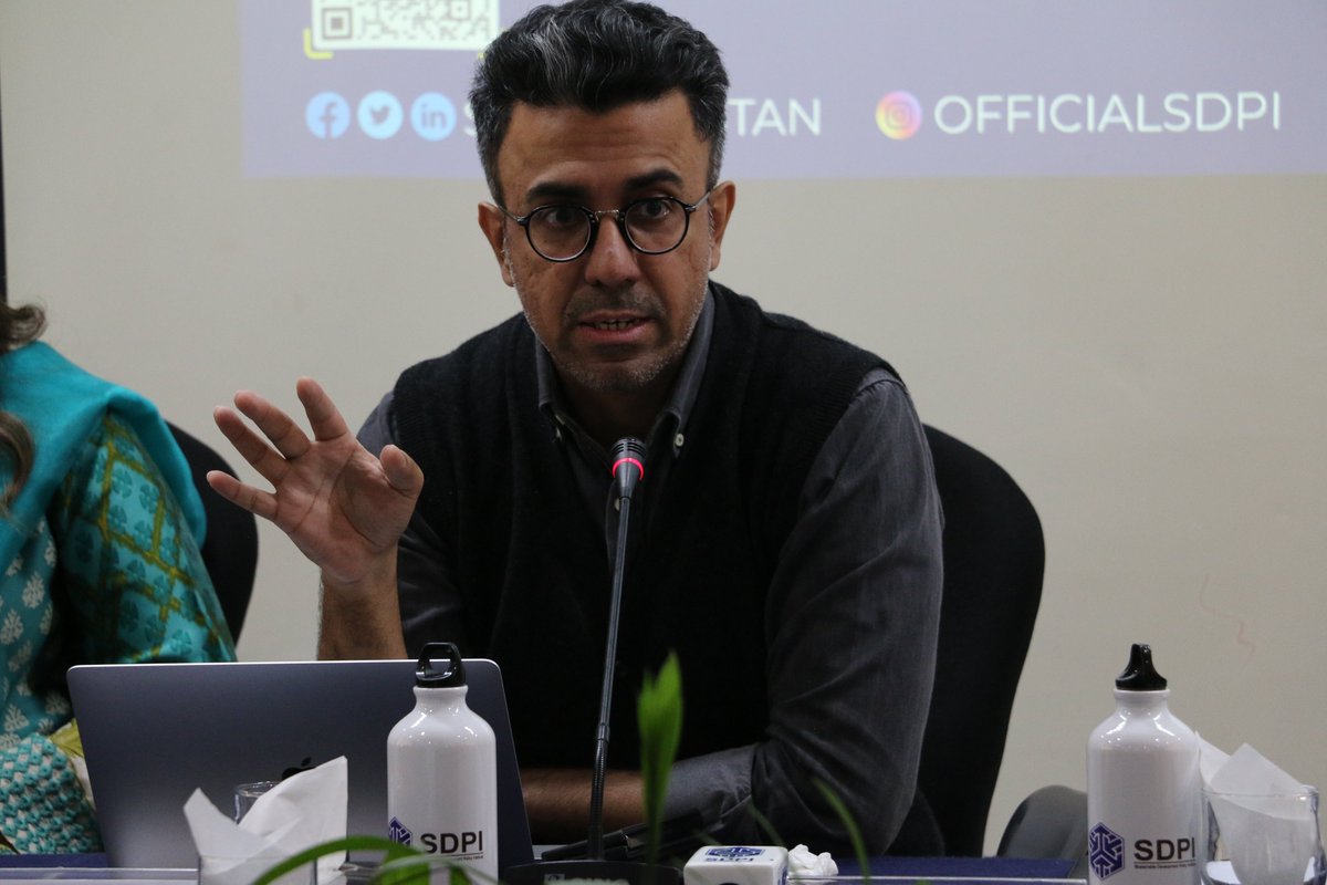 SDPIPakistan's tweet photo. 📰Climate criminals have invested heavily in mainstream media 💰, making it a soft issue for serious reporting despite the severity of the climate crisis. 🌍
- Says Asad Baig, ED @mmfd_Pak 

#Tweet4Climate https://t.co/TktCAGVAex