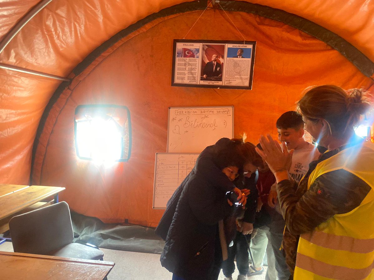 İskenderun Mustafa Kemal Mahallesi'ndeki depremzedelerle bir aradayız. Hala WC, duş, hijyen ürünleri konusunda sıkıntı var. Vatandaşlar kendilerini güvende hissetmiyor. Kadınlar özel alanları olmadığından çok büyük sıkıntılar yaşıyor.

Notlarımızı aldık. AFAD ile görüşeceğim..