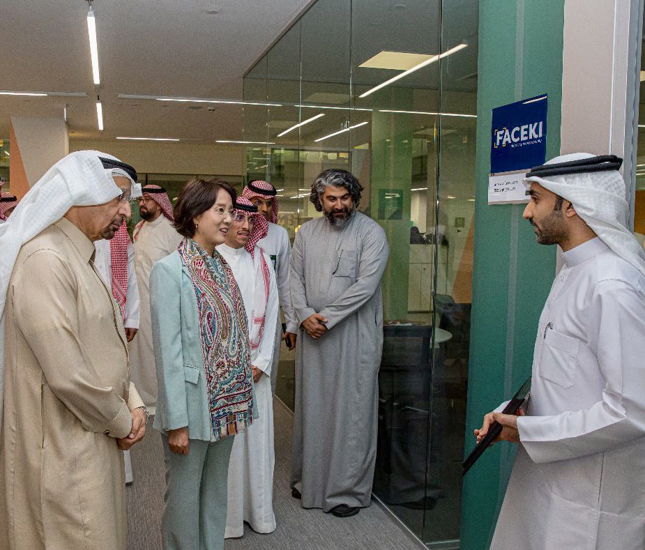 HAlghatam's tweet photo. تشرفت بلقاء معالي وزير الاستثمار السعودي، خالد الفالح ،ووزيرة الشركات الناشئة الكورية الجنوبية لي يونغ وعرض تقنيات @faceki_ المبتكرة التي تساعد المؤسسات المالية على مكافحة الاحتيال عبر الإنترنت وحماية حسابات المستخدمين. واستعراض تجربتنا الاستثنائية مع @TheGarageKSA 

#FACEKI https://t.co/NDNBzPmpCR