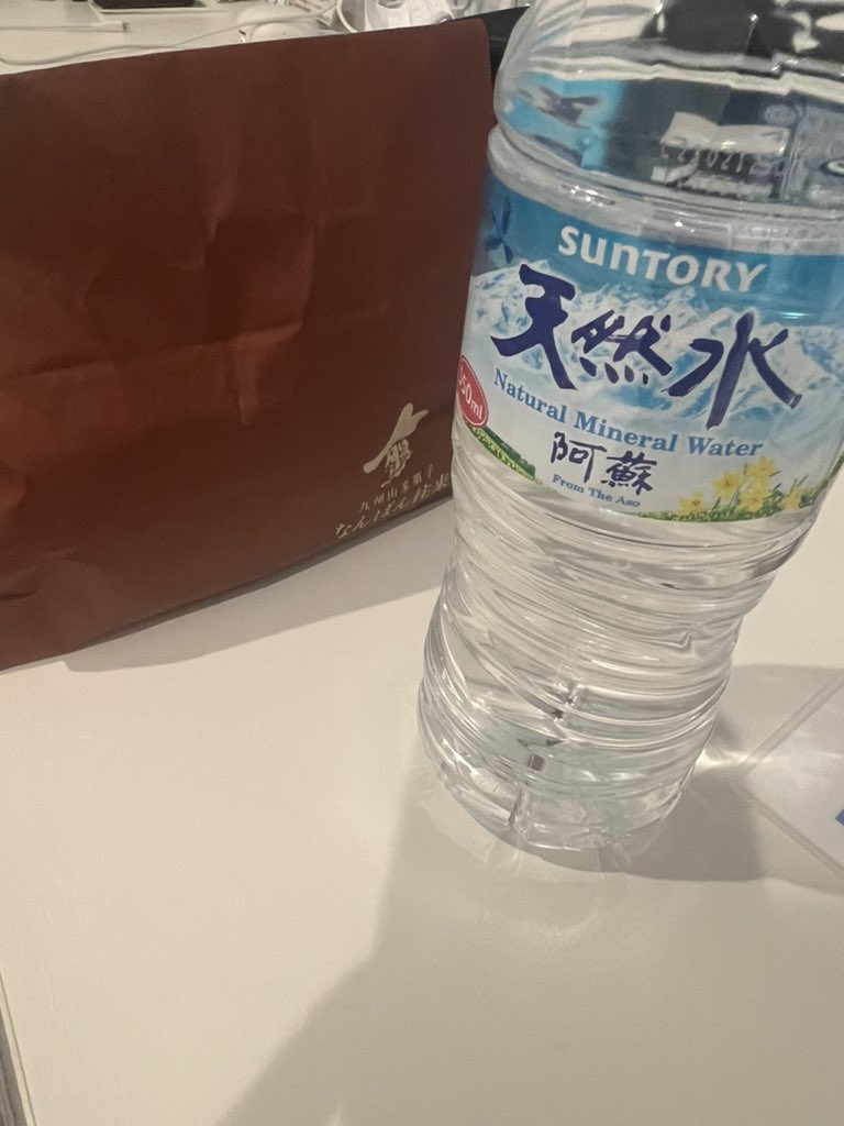 差し入れ強いていうなら常温のお水頂けると嬉しい😆って言ったからほぼ毎回お水頂いてる🙏🙇‍♀️🤣🤣
お客様みんな優しすぎて逆に申し訳なくなってきた😅😅😅お会いできる事がまなは1番嬉しいのでお気持ちだけで充分です😌😌😌😌ありがとございます😌🫶🏻✨