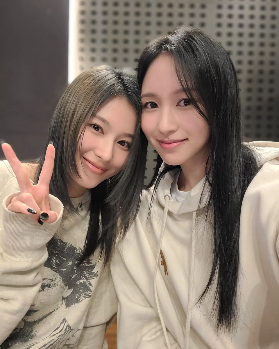 allformyoi's tweet photo. Sana &amp; Mina's photos at "Heize's Volume Up"

#TWICE #트와이스 @JYPETWICE https://t.co/4cBfIa1Qag
