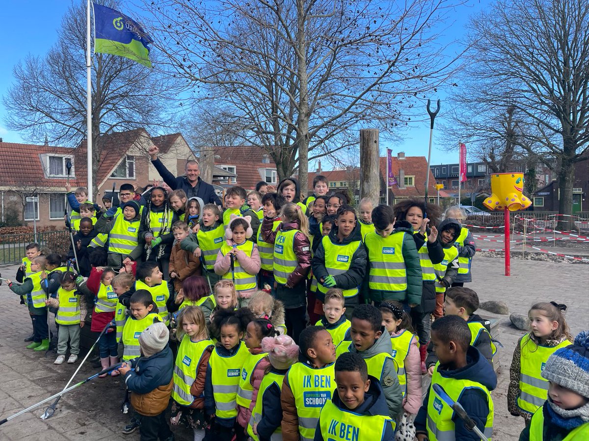 ♻️ | Vandaag was de start van de Himmelwike in de gemeente <a href="/Heerenveen/">Gemeente Heerenveen</a> . Wethouder <a href="/VanFean/">Jaap van Veen</a> Jaap van Veen opende samen met de leerlingen van IKC Sint Jozef op feestelijke wijze het jaarlijkse zwerfafvalproject. Lees het hele bericht op bit.ly/3ZHCCdl
#Himmelwike2023