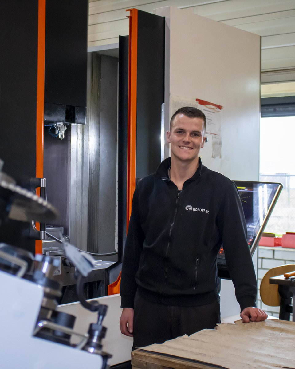 RoboFlexRobotic's tweet image. Ken jij onze collega Jeremy Sips al? 🙋
Hij is onze meewerkend voorman verspaning, dat houdt in dat hij verantwoordelijk is voor al het werk dat onder verspaning valt.

#meewerkendvoorman #roboflex #robots #vakmanschap #voetbal #fitness