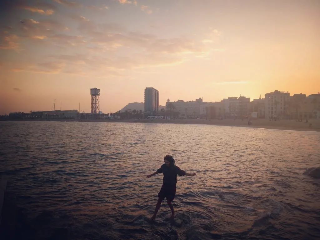 serenasboard's tweet photo. Walking on water like it's nothing 😂
+
+
#barcelona #sunset #walkingonwater #beachsunset #barefootadventures https://t.co/JNnH8CH9EJ https://t.co/EIl6ZstFQK