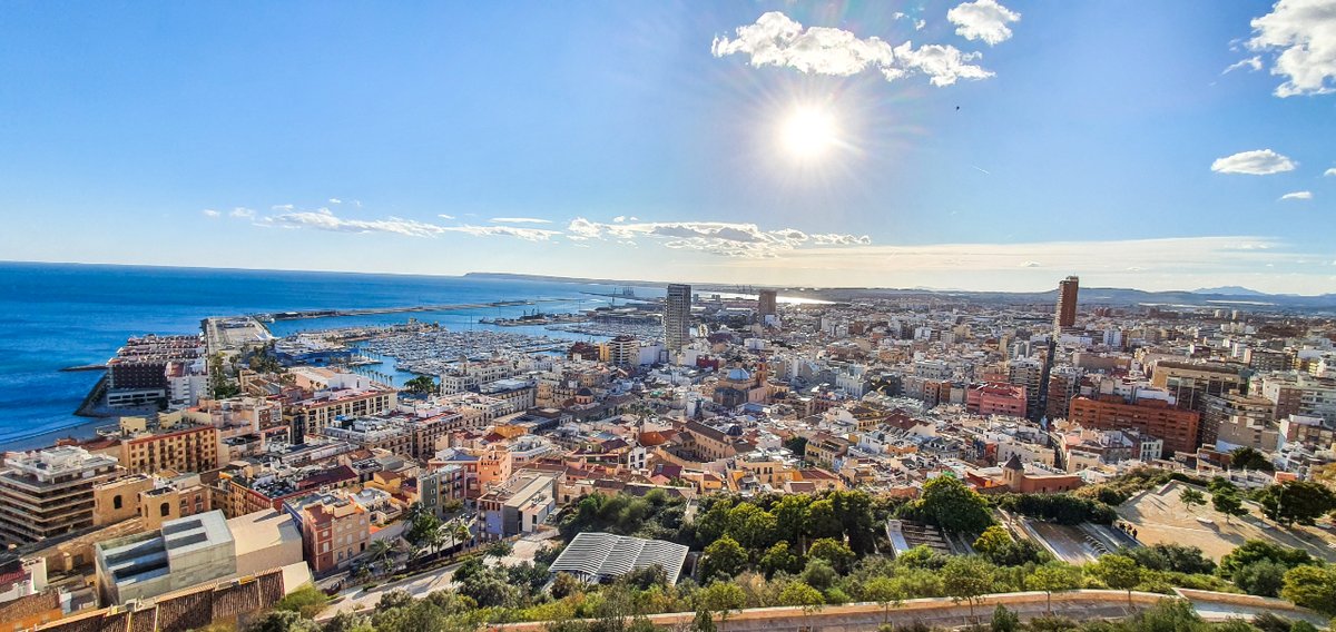 Viajerosextravi's tweet photo. ¿Sabes donde es? Empezar la semana con estas visitas es bien! A medida que se sube al castillo puedes disfrutar de ellas! #castillodesantabarbara #laterreta #costablanca #Alicante #viaja #viajando #españabonita #turismoalicante https://t.co/BVd8ByB2DX