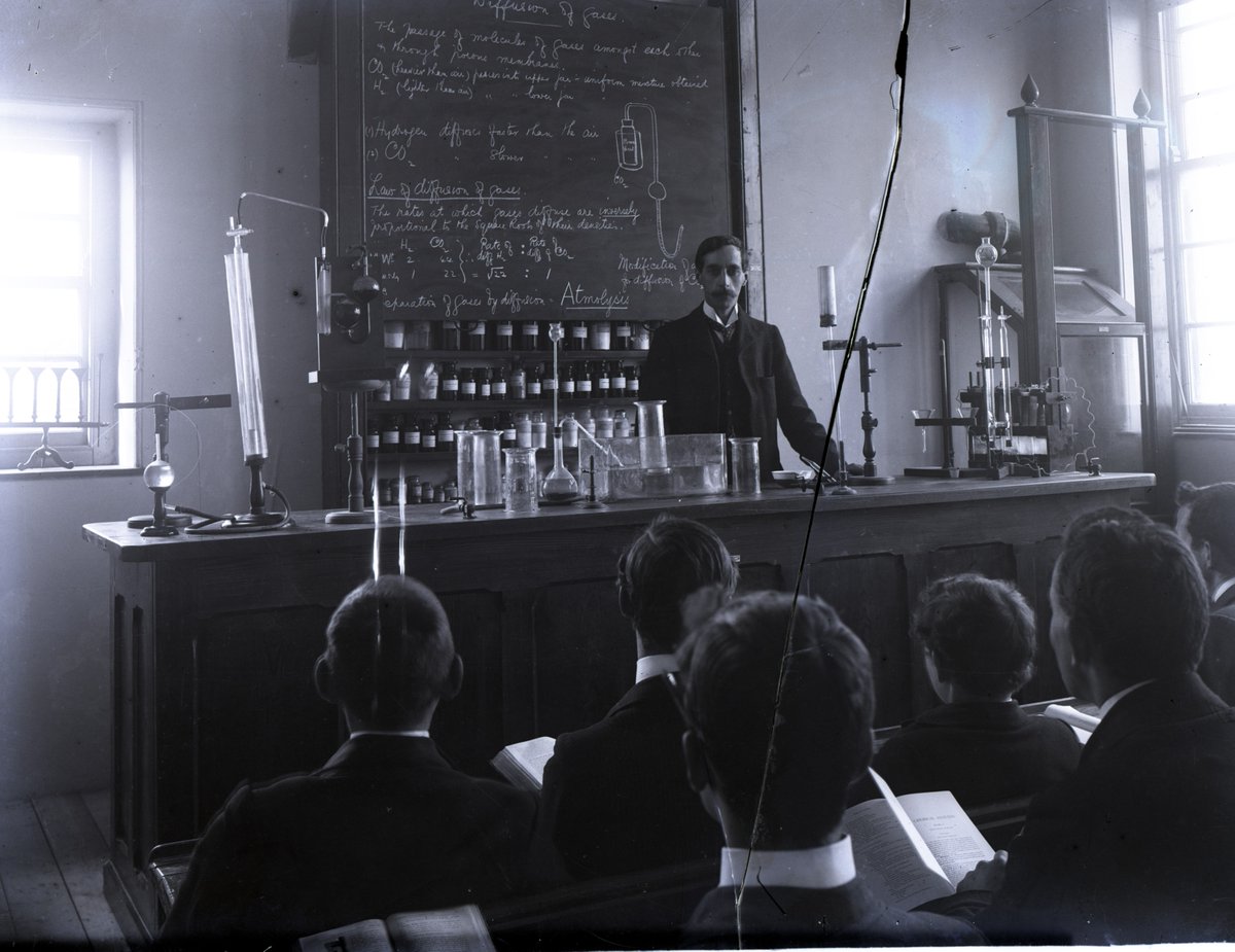 It’s British Science Week and International Ask a Question Day. Here’s some science questions set to pupils in Llangefni County School. Photo by Maurice Price    [c. 1910] #BritishScienceWeek @angleseycouncil
