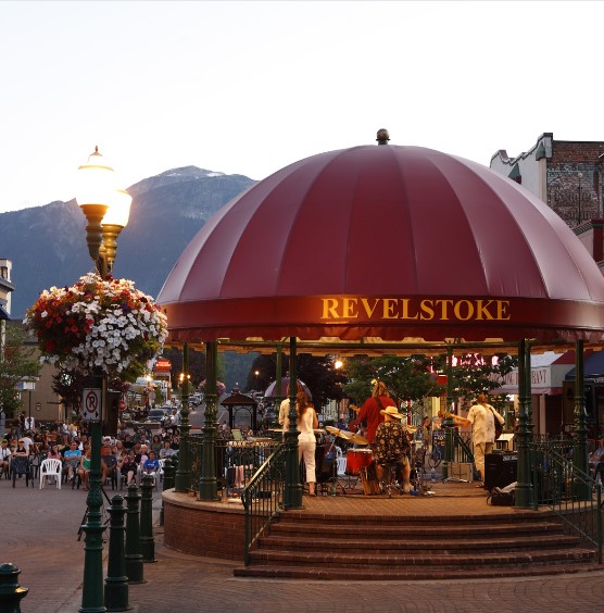 KootenayLife's tweet photo. #Imaginelivinghere. Revelstoke BC, affectionately known as “Revy,” will captivate you with its winter & summer beauty & charm. Work/investment opportunities: https://t.co/kjfyQrgM6z
Photo: Don Weixl/KRT
@hellobc #ImagineKootenay #britishcolumbia #Canada #revelstoke #revelstokeBC https://t.co/INuo3dXc76