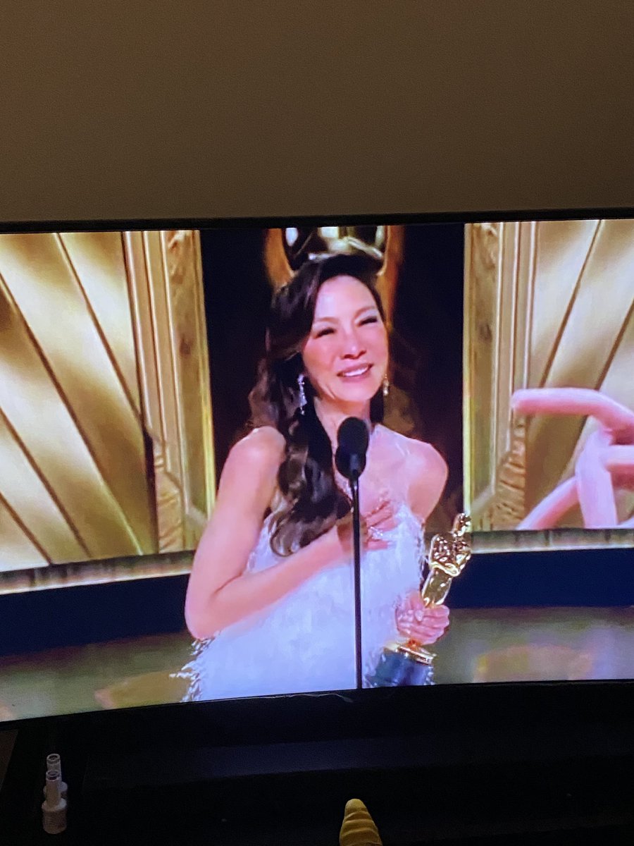 _graceli's tweet image. MICHELLE YEOH DID THAT. SHE’S THE FIRST ASIAN WOMAN TO WIN BEST ACTRESS 😭😭😭😭 #Oscars