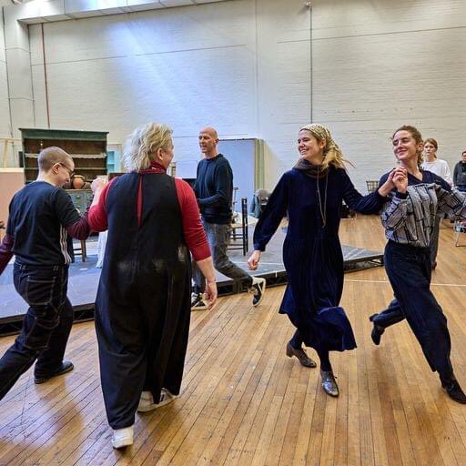 A sneak behind the scenes of rehearsals for #dancingatlughnasa with 4 #DerryGirls amongst the fab cast!  The TDGs are v excited about a trip to see this in April.. we may mention it.. podfollow.com/1518036400