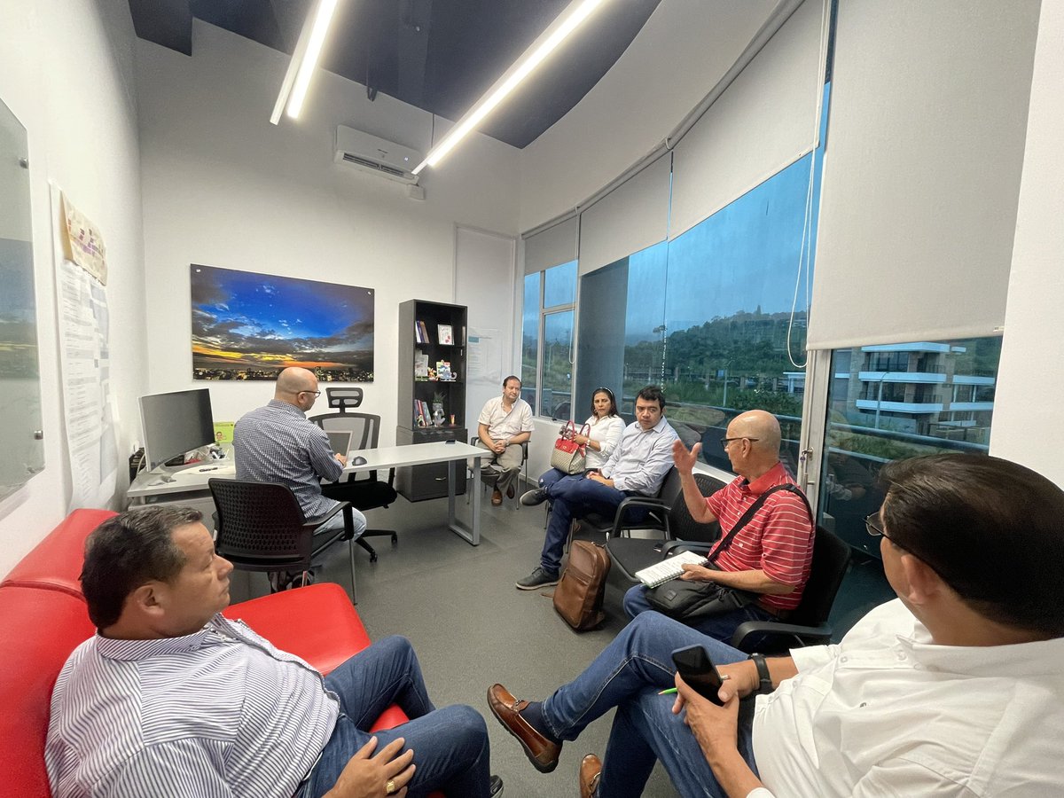 AreaMetroBga's tweet photo. #AgendaAMB | Iniciamos semana en reunión con taxistas que prestan servicio al @AeroPalonegro y con @Findeter, administrador de la concesión Vías de La Cigarra, para aclarar los requisitos de acceso a los beneficios de excepción del peaje al aeropuerto. 

#PoderAmarillo 🚖 https://t.co/WtOmOofvKk