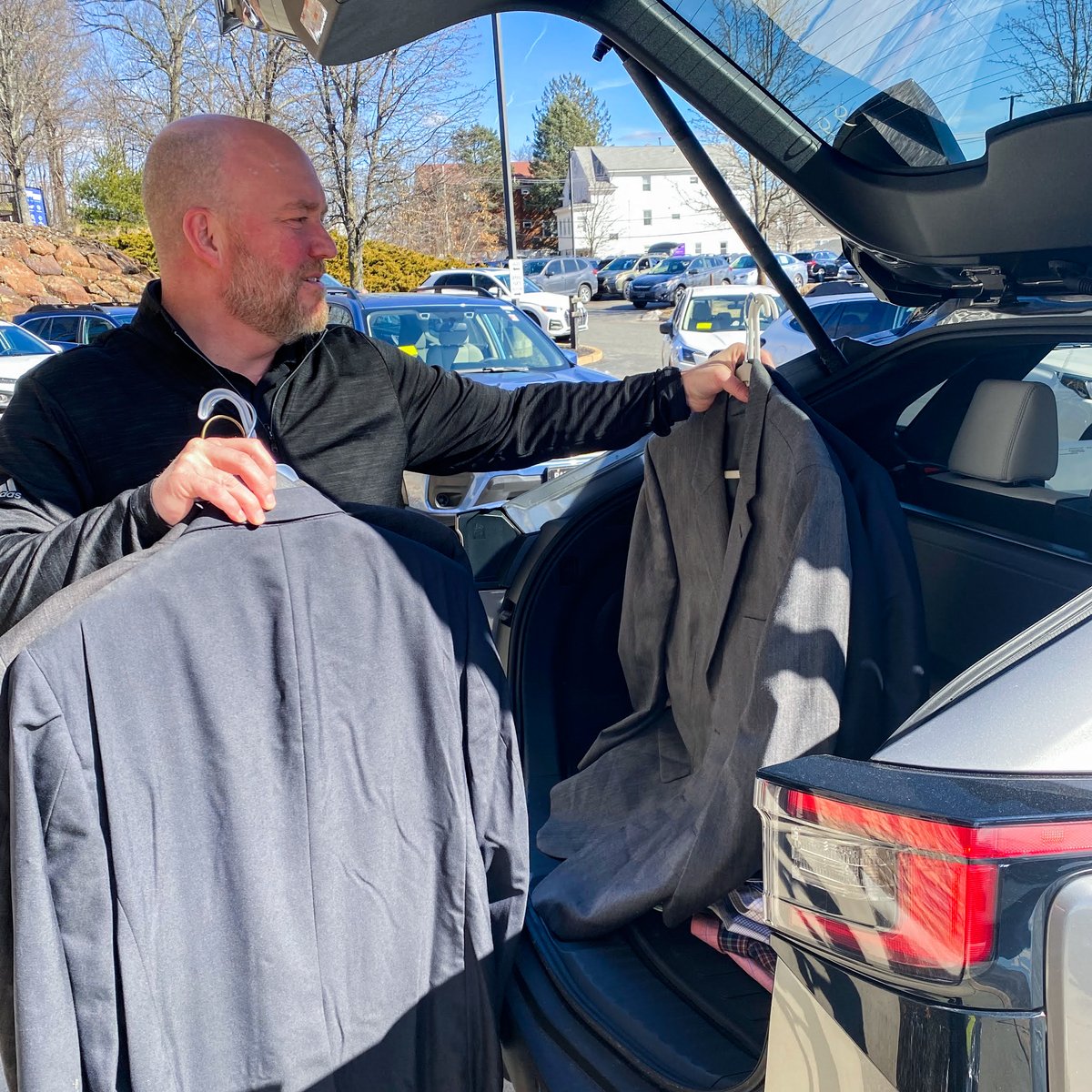patrick_subaru's tweet photo. Last week our GM, Todd, filled up an Outback with employee-donated shirts, suits, shoes, ties, dress pants, &amp; more to be donated to Suit Up Springfield. Thank you to all of our staff who donated! #MoreThanARetailer https://t.co/VfAmfP6n6P