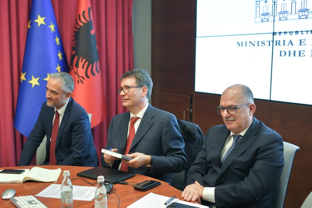 Një takim konstruktiv me përfaqësuesit e TAP, SOCAR, ExxonMobil, Excelerate, Enagas dhe SNAM, kompani lider të cilat janë kthyer në partnerë tanë të konsoliduar e që shprehin interes të veçantë sa i takon projekteve të Terminalit të LNG në Vlorë dhe gazifikimit të vendit.