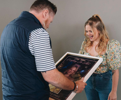 RIAA's tweet photo. An #RIAATopCertified 📀Gold📀 plaque for #EverythingSheAint is the breakfast of champions. Congrats @haileywhitters  and @songsxdaughters &amp; @bigloud teams! Read more in @people ⬇️https://t.co/QjxBHxV2pL. https://t.co/gSYHnitMWW