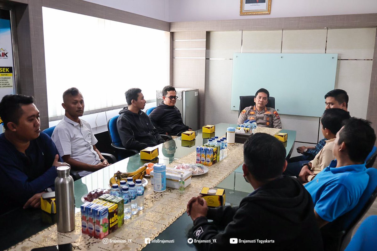 Brajamusti_YK's tweet photo. Silaturahmi DPP Brajamusti dan @BCSxPSS_1976 ke Polres Sleman, sekaligus koordinasi terkait kedatangan Suporter Persis Solo. https://t.co/geSNefoEIq