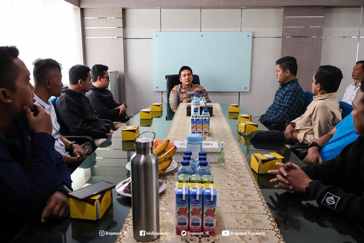 Brajamusti_YK's tweet photo. Silaturahmi DPP Brajamusti dan @BCSxPSS_1976 ke Polres Sleman, sekaligus koordinasi terkait kedatangan Suporter Persis Solo. https://t.co/geSNefoEIq