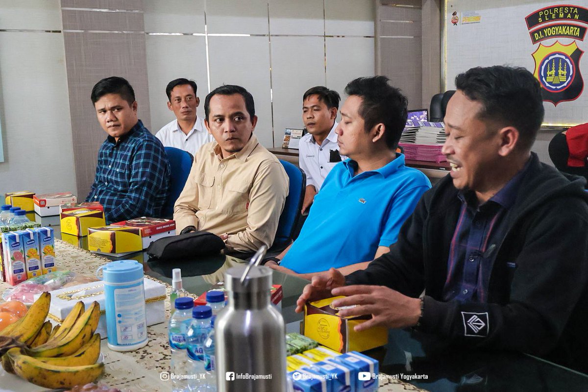 Brajamusti_YK's tweet photo. Silaturahmi DPP Brajamusti dan @BCSxPSS_1976 ke Polres Sleman, sekaligus koordinasi terkait kedatangan Suporter Persis Solo. https://t.co/geSNefoEIq