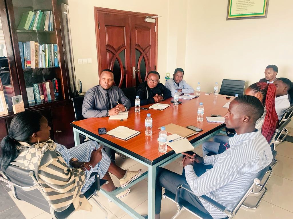 DUSAF12's tweet photo. Biri kuba: Governor w'intara y'amajyepfo Madame @AKayitesiAlice arikuganira n'abanyeshuri bahagarariye abandi baturutse @UR_Huye bagize ihuriro #DUSAF. Barikumugezaho zimwe mu mbogamizi bahura nazo n'igamba bafite ziteza imbere intara y'amajyepfo n'igihugu muri rusange. https://t.co/mxXFwfh4h7