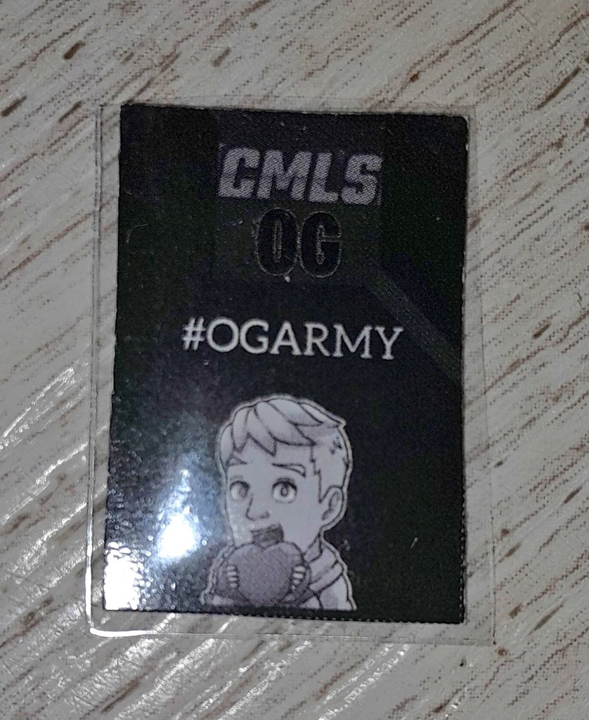 Neo23junior2's tweet image. Ich habe die super seltene Autogrammkarte von CmlsOG diese Autogrammkarte gibt es nur einmal sie ist im schwarz-weiß-look was untypisch ist sie ist sehr  klein und zu zeigen wie  klein habe ich ein Foto von meinem Daumen als Vergleich gemacht von der Größe #OGARMY @CmlsOG ❤