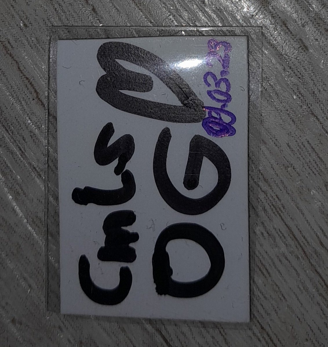 Neo23junior2's tweet image. Ich habe die super seltene Autogrammkarte von CmlsOG diese Autogrammkarte gibt es nur einmal sie ist im schwarz-weiß-look was untypisch ist sie ist sehr  klein und zu zeigen wie  klein habe ich ein Foto von meinem Daumen als Vergleich gemacht von der Größe #OGARMY @CmlsOG ❤