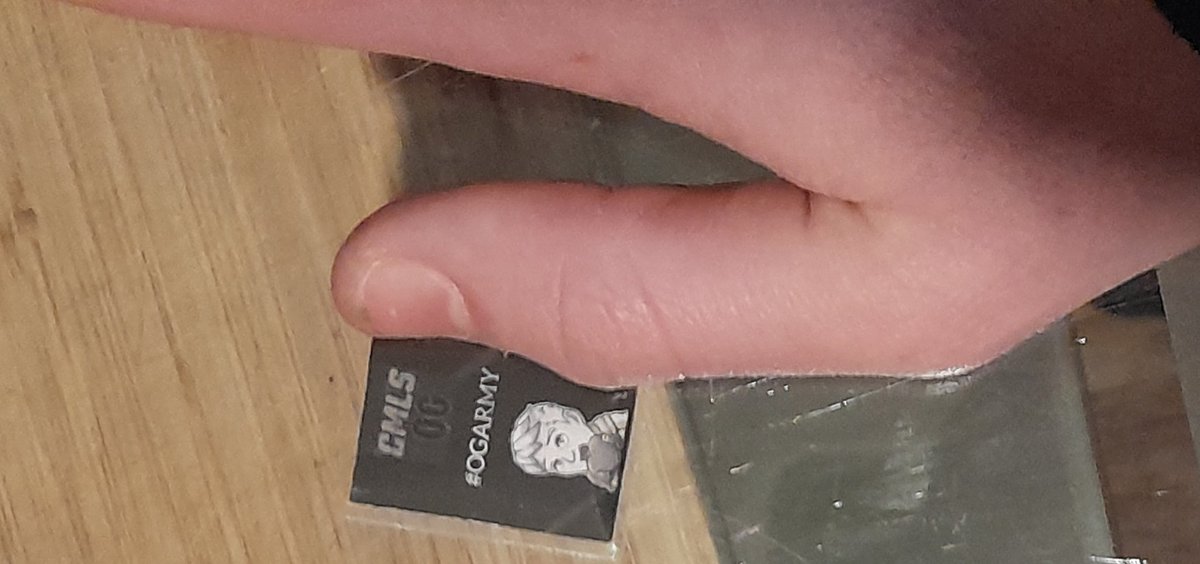 Neo23junior2's tweet image. Ich habe die super seltene Autogrammkarte von CmlsOG diese Autogrammkarte gibt es nur einmal sie ist im schwarz-weiß-look was untypisch ist sie ist sehr  klein und zu zeigen wie  klein habe ich ein Foto von meinem Daumen als Vergleich gemacht von der Größe #OGARMY @CmlsOG ❤