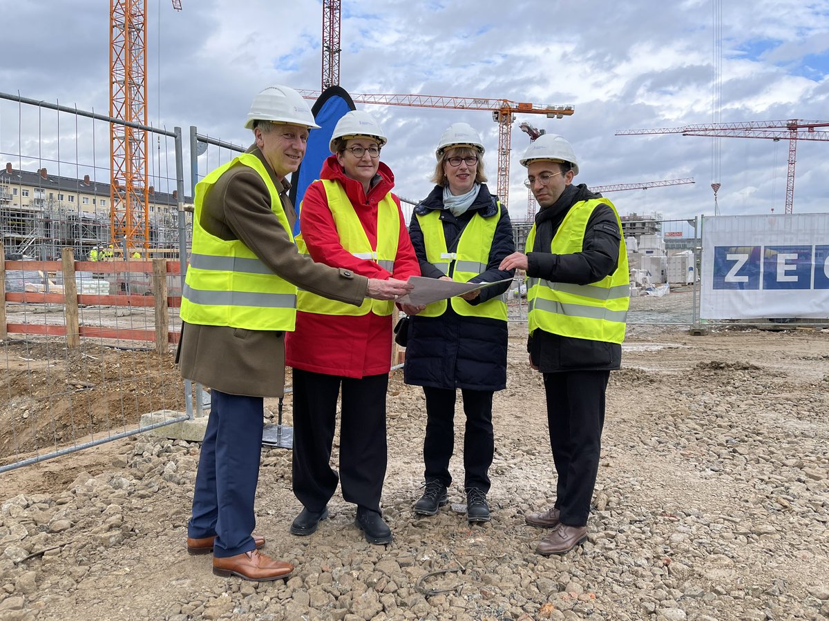 Heute war Bundesbauministerin <a href="/klara_geywitz/">Klara Geywitz</a> bei uns zu Gast in #Frankfurt. 
Dabei betont sie vor allem die Bedeutung des #SchönhofViertel im Kontext der innerstädtischen #Quartiersentwicklung.
Viele Dank für ihren Besuch. 🙏