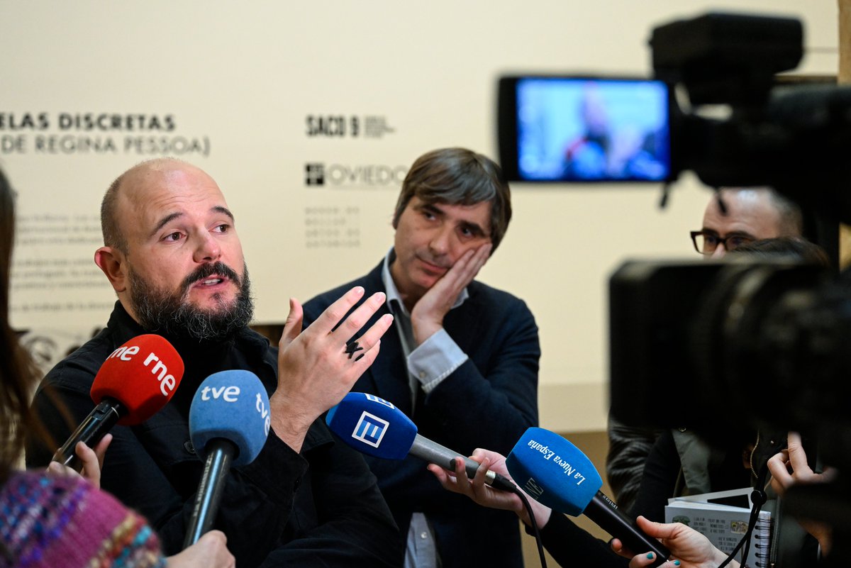 saco_oviedo's tweet photo. Unir seis voces con la misma soledad, con una misma forma de morir. Niño de Elche contó su propuesta para El sonido del arte de #saco9 en el @MBellasArtesAs. 

Caer seis voces, en el Bellas Artes, hasta el 9 de abril. 🎧

📷 @Ivan_Mar_Zenit https://t.co/m2Ap80VoWE