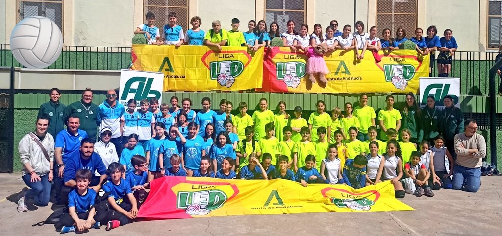 DAVb_FAVb's tweet photo. Liga LED VOLEIBOL
En ALMERIA
Foto de Despedida y día espectacular para acabar las jornadas de convivencia, aprendizaje y competición de este curso 22-23.
🏐"Educate en el Deporte"🏐
@FAVB_
@DeporteAND
@AndaluciaJunta
@TurismoAND
#VOLEYLED2023 https://t.co/0ulkoNe7nb